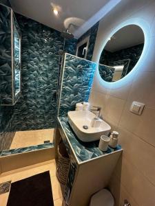 SíndosTiny Nest Sindos的浴室配有盥洗盆和带镜子的淋浴