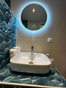SíndosTiny Nest Sindos的浴室设有盥洗盆、镜子和台面