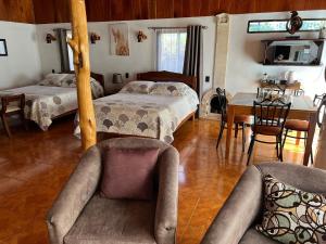蒙泰韦尔德哥斯达黎加海迪蒙特菲德住宿加早餐旅馆的一间卧室配有两张床和一张桌子及椅子