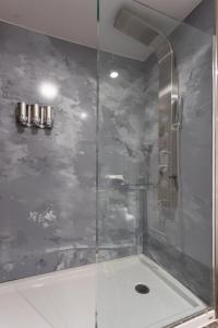 魁北克市尚普兰酒店的浴室里设有玻璃门淋浴