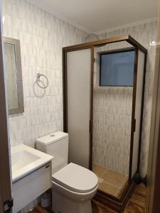 卡尔德拉Cafetto Hostal的浴室配有卫生间、盥洗盆和淋浴。