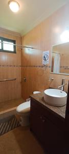 洛哈La Rivera Chamba Apartamento的一间带水槽、卫生间和镜子的浴室
