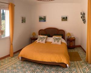 莫里埃莱阿维尼翁Domaine des Lavarines的一间卧室配有带橙色床单和枕头的床。