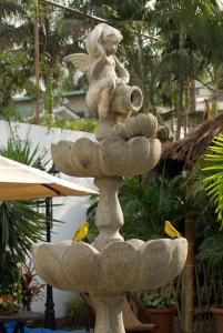 瓜亚基尔Casa García的石鸟喷泉,上面有两只鸟