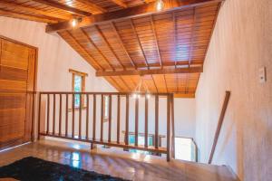 萨纳Segredo da alma的一间带木制天花板和楼梯的客厅