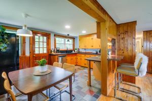 拉德洛Birch House: Cozy Cabin 5 min from Okemo的厨房配有木制橱柜和桌椅