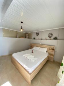 帕尔加Home Apartments的一间卧室配有一张带白色床单的大床