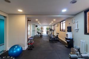 圣保罗LFlats no Hotel Hampton Park Jardim Paulista的走廊上设有跑步机和健身器材的健身房