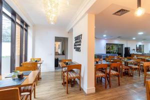 圣保罗LFlats no Hotel Hampton Park Jardim Paulista的用餐室配有木桌和椅子