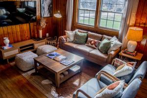 拉德洛Birch House: Cozy Cabin 5 min from Okemo的客厅配有沙发和桌子