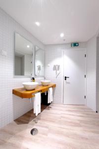 圣克鲁斯达格拉西奥萨Boa Nova Hostel的浴室设有2个水槽和1个带镜子的台面