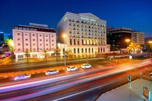 迪拜皇家雅士阁酒店的城市在繁忙的街道上开车