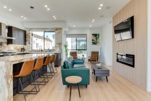 洛杉矶Brand New 9 Modern Bedroom Compound in Pickfair Village的厨房以及带酒吧和沙发的客厅。