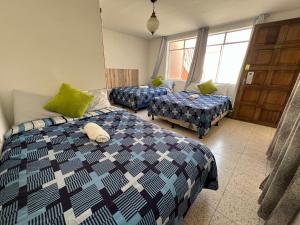 危地马拉Casa Xibalba的一间卧室配有两张床和两张桌子