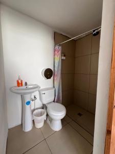 危地马拉Casa Xibalba的浴室配有卫生间、盥洗盆和淋浴。