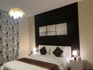 阿卜杜勒国王经济城إطلالة بحرية عوائل فقط KAEC Star Sea View的一间卧室配有一张带黑色床头板的床