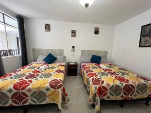 危地马拉Casa Xibalba的两张睡床彼此相邻,位于一个房间里