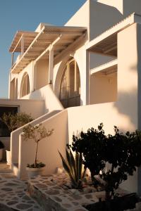 阿里克海滩Villa Faros的前面有植物的白色房子