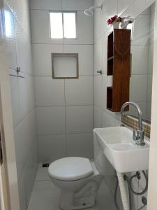 加利纽斯Chalé Betel的白色的浴室设有卫生间和水槽。