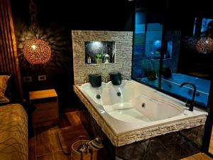 萨兰托Habitacion Deluxe 2 con Jacuzzi a 20 mt del parque的客房内设有一个大浴缸,