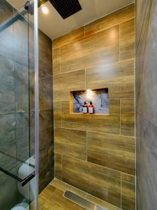 萨兰托Habitacion Deluxe 2 con Jacuzzi a 20 mt del parque的带淋浴的浴室和木墙