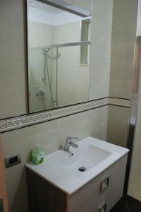 康斯坦察Apartament Verona的一间带水槽和镜子的浴室