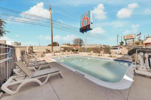 奥斯汀奥斯汀南6号-机场汽车旅馆的一个带躺椅的游泳池和一个游泳池