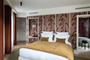 巴黎Hotel Florida Paris的一间卧室设有一张大床和棕色的墙壁
