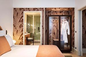 巴黎Hotel Florida Paris的一间卧室设有一张床和一个步入式淋浴间。