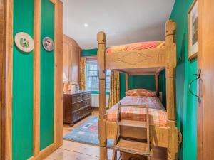 埃斯克代尔5 Bed in Eskdale SZ259的一间卧室设有一张双层床和绿色的墙壁