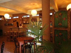 KaatheneIkweta Country Inn Maua的一间带桌椅的餐厅和酒吧