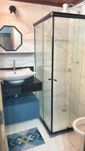 萨尔瓦多Maresia 7B的一间带玻璃淋浴和水槽的浴室