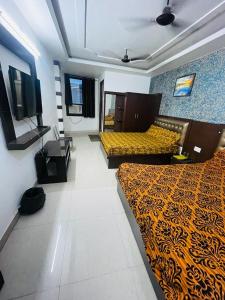 Nagla DhīmarHotel AC family Rooms的酒店客房设有两张床和电视。