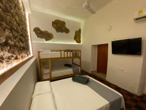 卡塔赫纳Casa Zaguan的小房间设有床铺和电视