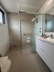 阿雷格里港Flat espaçoso e confortável no Piazza Navona的带淋浴、卫生间和盥洗盆的浴室