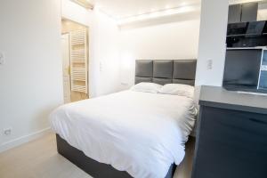 图尔Best Experience Tours Centre的卧室配有白色的床和平面电视。