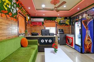 BārangOYO Shibani & Suhani的一间设有绿色沙发和柜台的餐厅