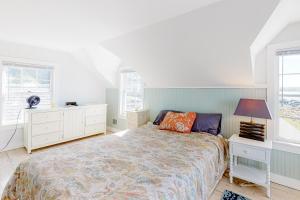 伊普斯威奇Ipswich Sanctuary的一间白色卧室,配有床和2个窗户