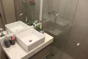 里约热内卢Lindo apartamento em ponto nobre de Ipanema的一间带水槽和淋浴的浴室