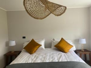 巴拉斯港The Roses的一间卧室配有一张带黄色枕头的床