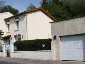 Belleville-sur-MeuseGîte Belleville-sur-Meuse, 4 pièces, 4 personnes - FR-1-585-42的白色的房子,设有车库
