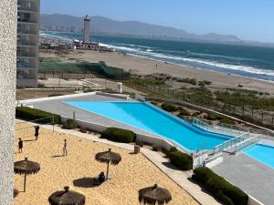 拉塞雷纳Resort Laguna del mar的海滩旁的大型游泳池,配有遮阳伞