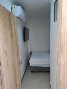 瓜亚基尔Ultra mini suite privada con baño的通往带一张床和一间卧室的房间的门