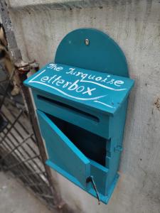 加尔各答The Turquoise Letterbox - Twin at Central的蓝色邮箱附在墙上