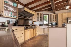拿撒勒Private Oasis with Incredible Views的一间大厨房,配有白色的橱柜和炉灶