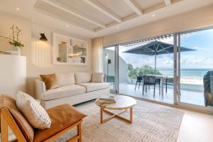 努萨角Netanya Noosa - Beachfront Resort的带沙发的客厅,享有海景