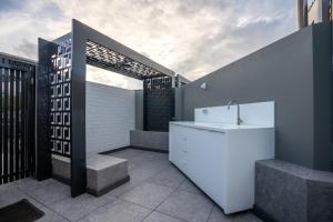 努萨角Netanya Noosa - Beachfront Resort的带浴缸和盥洗盆的浴室