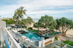 努萨角Netanya Noosa Beachfront Resort的享有度假胜地的空中景致,设有游泳池和海滩