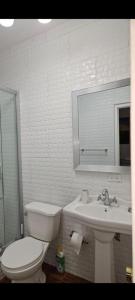 安东尼奥港Alex's Place - Tim Pappies的白色的浴室设有卫生间和水槽。