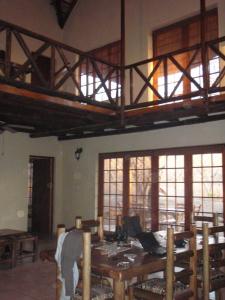 玛洛斯帕克Les 3 Marulas的客房设有木桌和一些窗户。